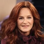Andrea Berg mit langen roten Haaren bei einem TV-Auftritt