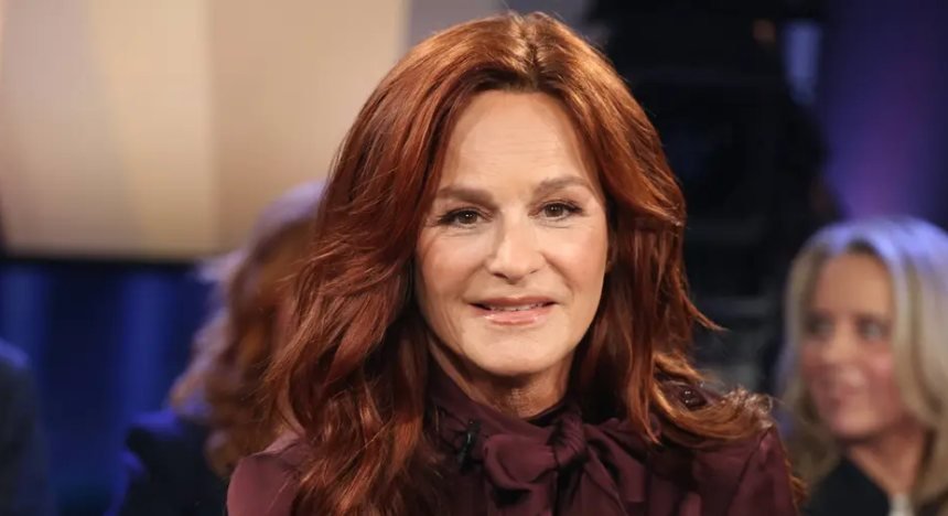 Andrea Berg mit langen roten Haaren bei einem TV-Auftritt