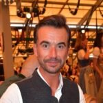 Florian Silbereisen in Trachtenweste im Festzelt auf dem Oktoberfest