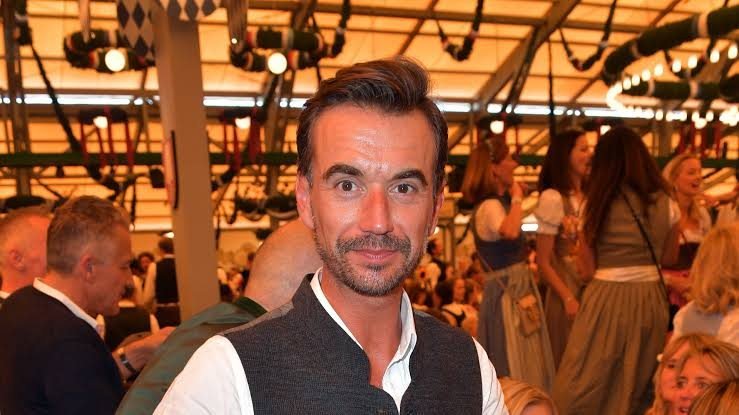 Florian Silbereisen in Trachtenweste im Festzelt auf dem Oktoberfest